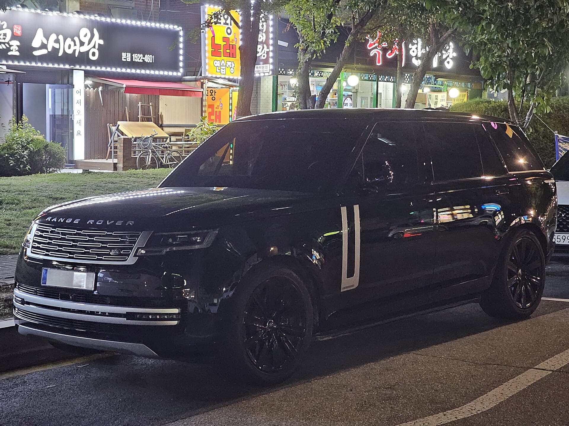 2024 Range Rover Range Rover — Santorini Black