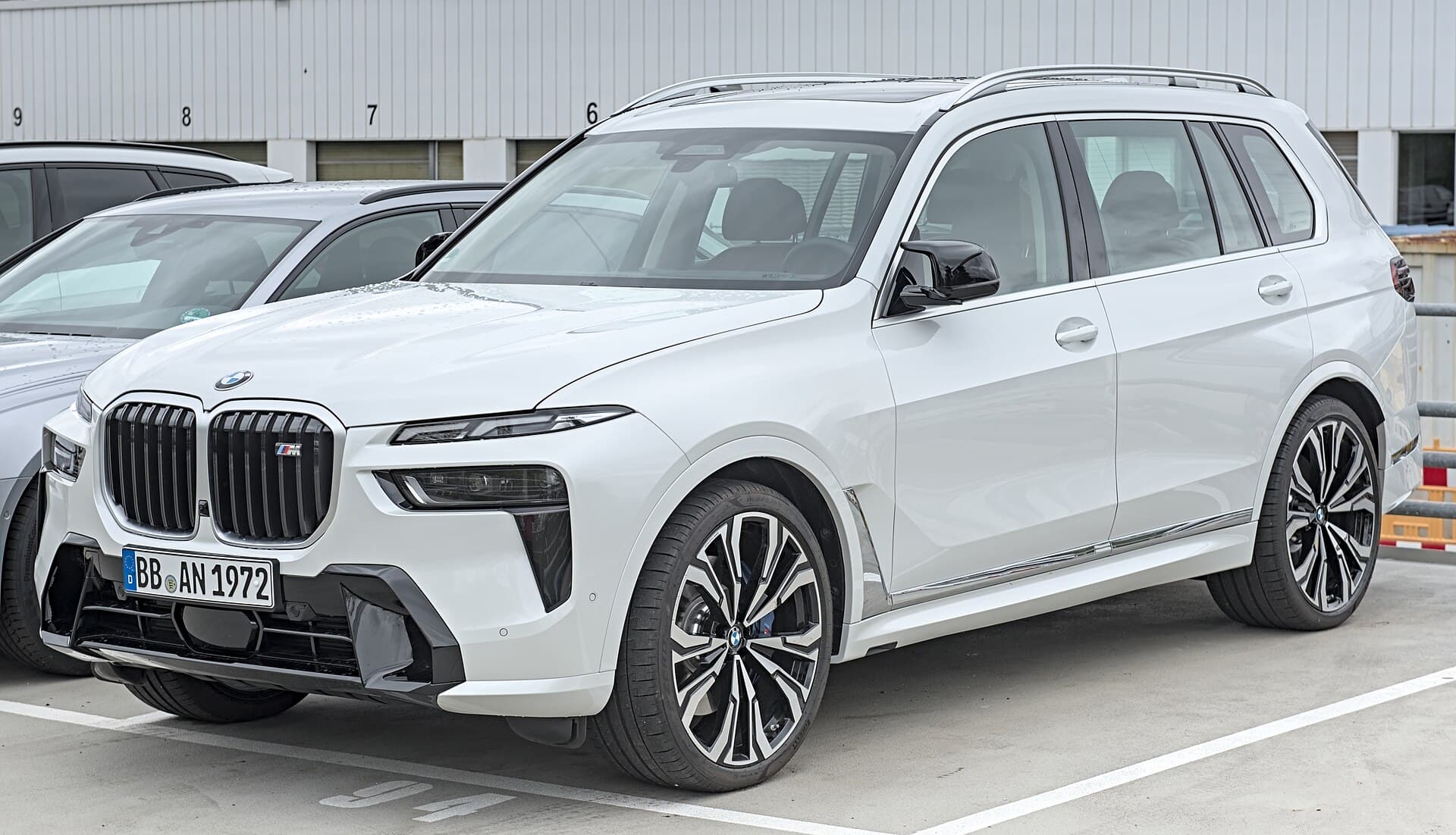 2025 BMW X7 M60i xDrive — Front