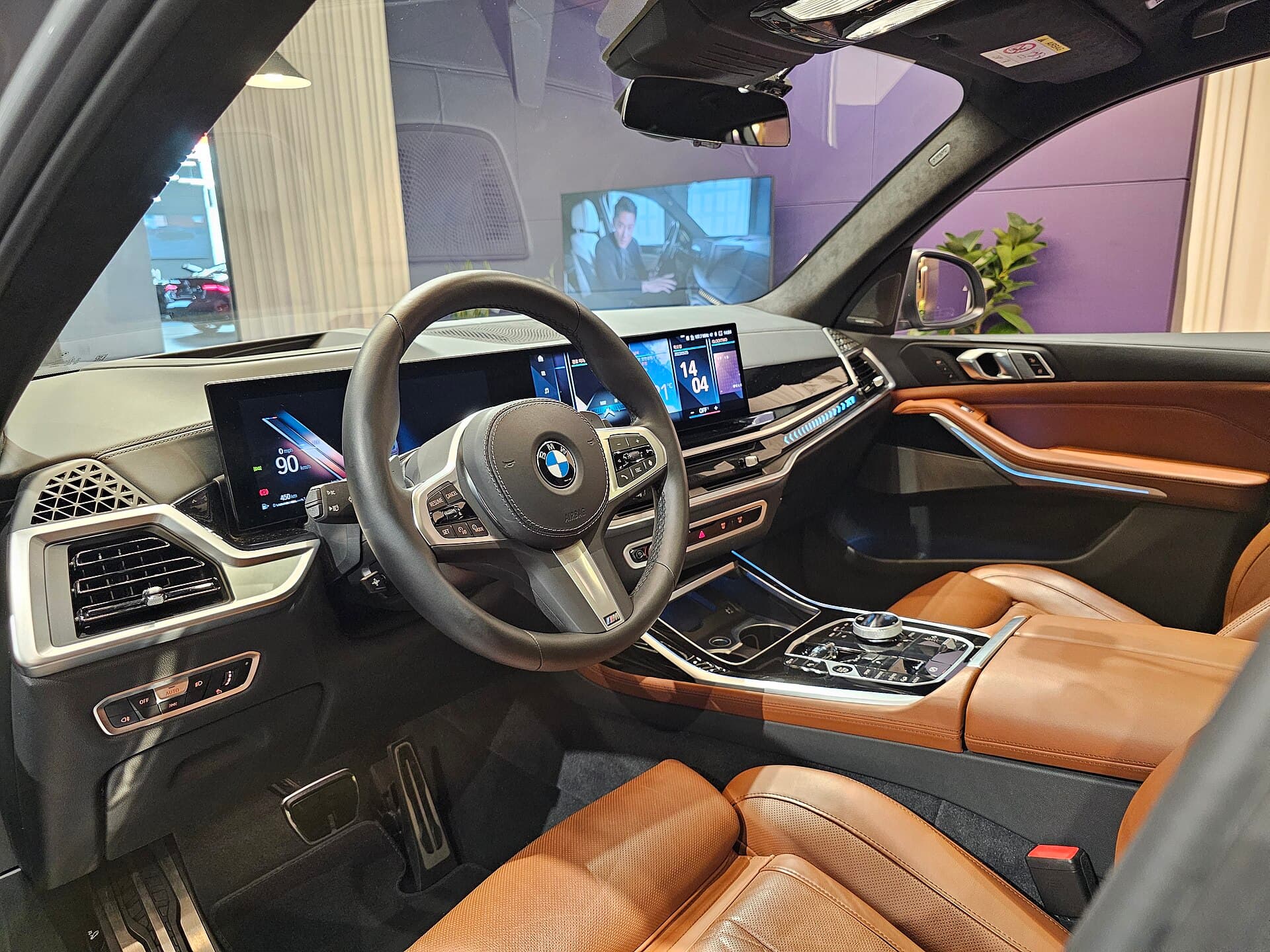 2025 BMW X7 M60i xDrive — Interior