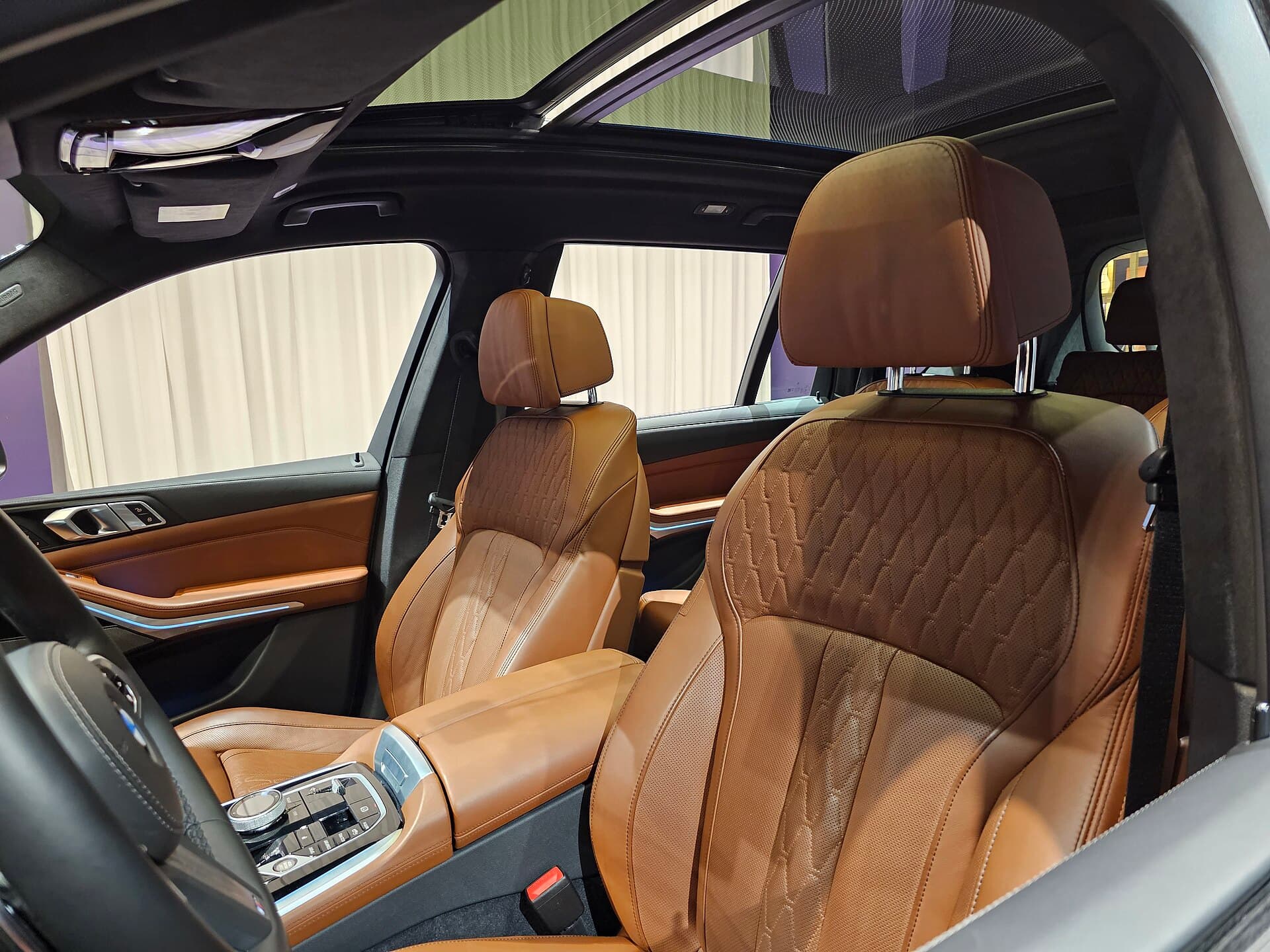 2025 BMW X7 M60i xDrive — Rear cabin