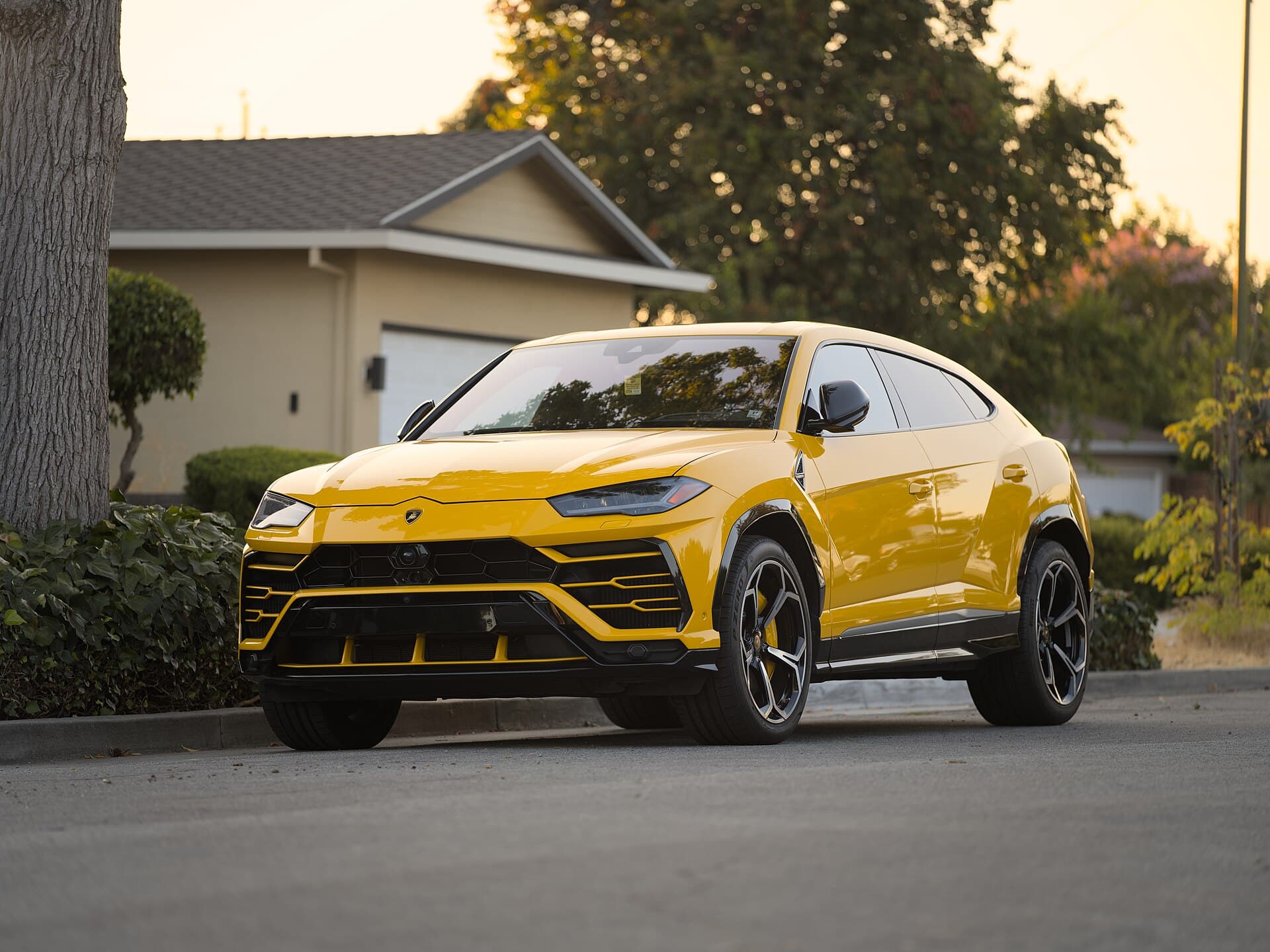 2023 Lamborghini Urus S — Profile