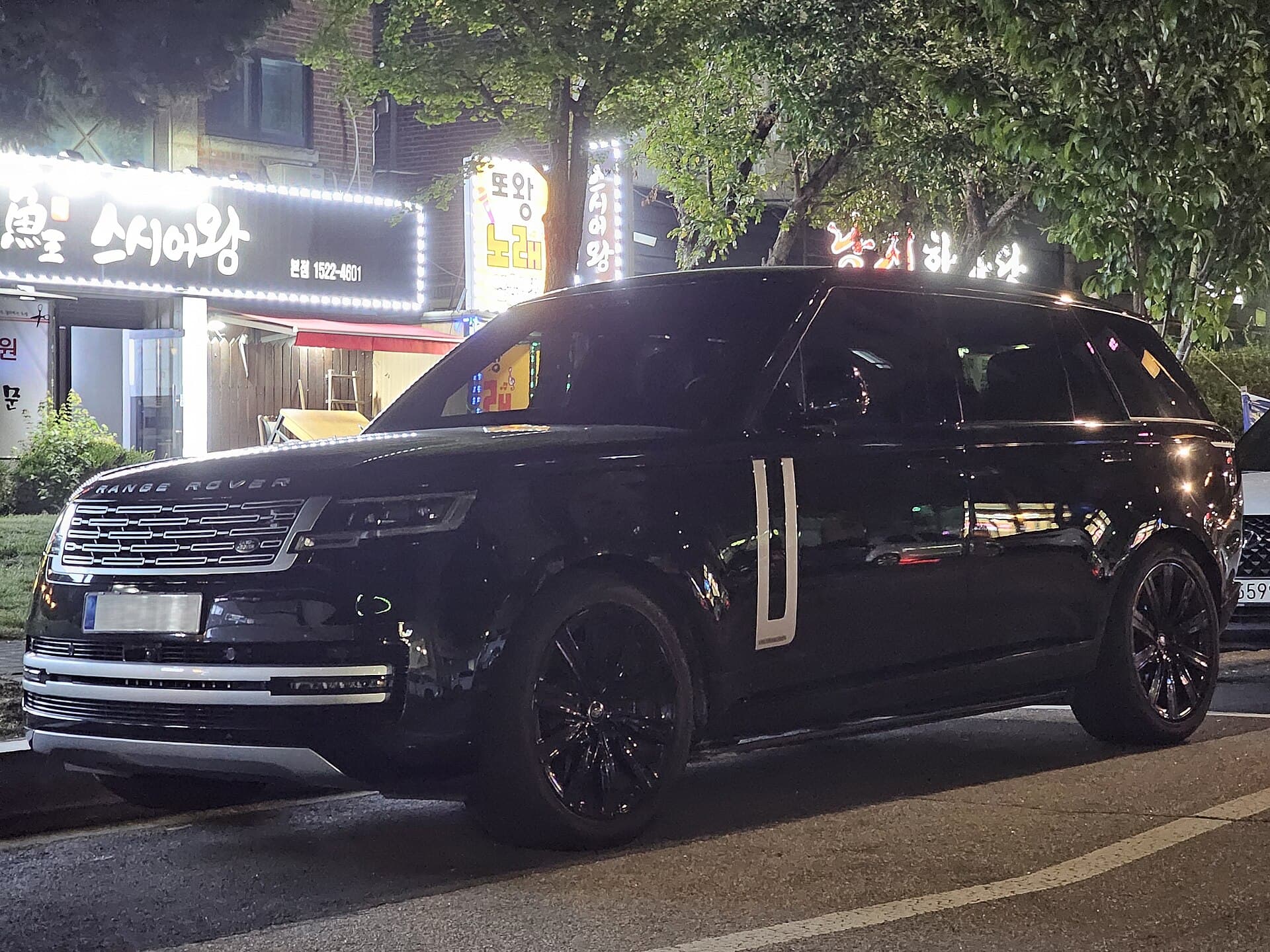 2024 Range Rover Range Rover P530 Autobiography LWB — Front