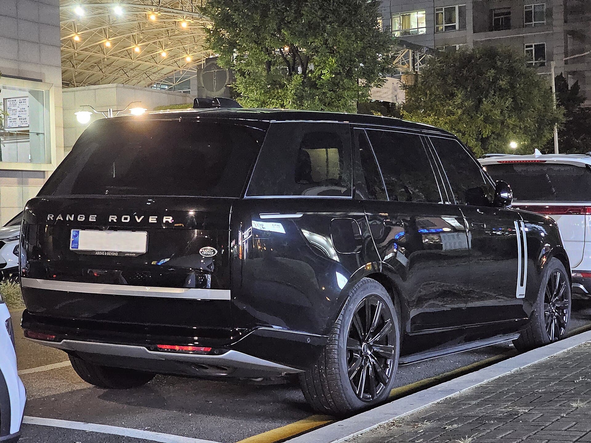2024 Range Rover Range Rover P530 Autobiography LWB — Rear three-quarter