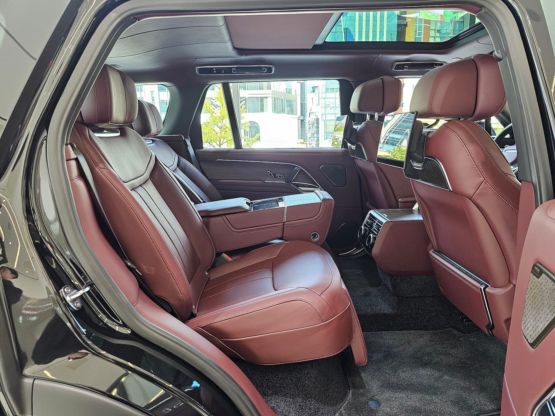 2024 Range Rover Range Rover P530 Autobiography LWB — Rear cabin